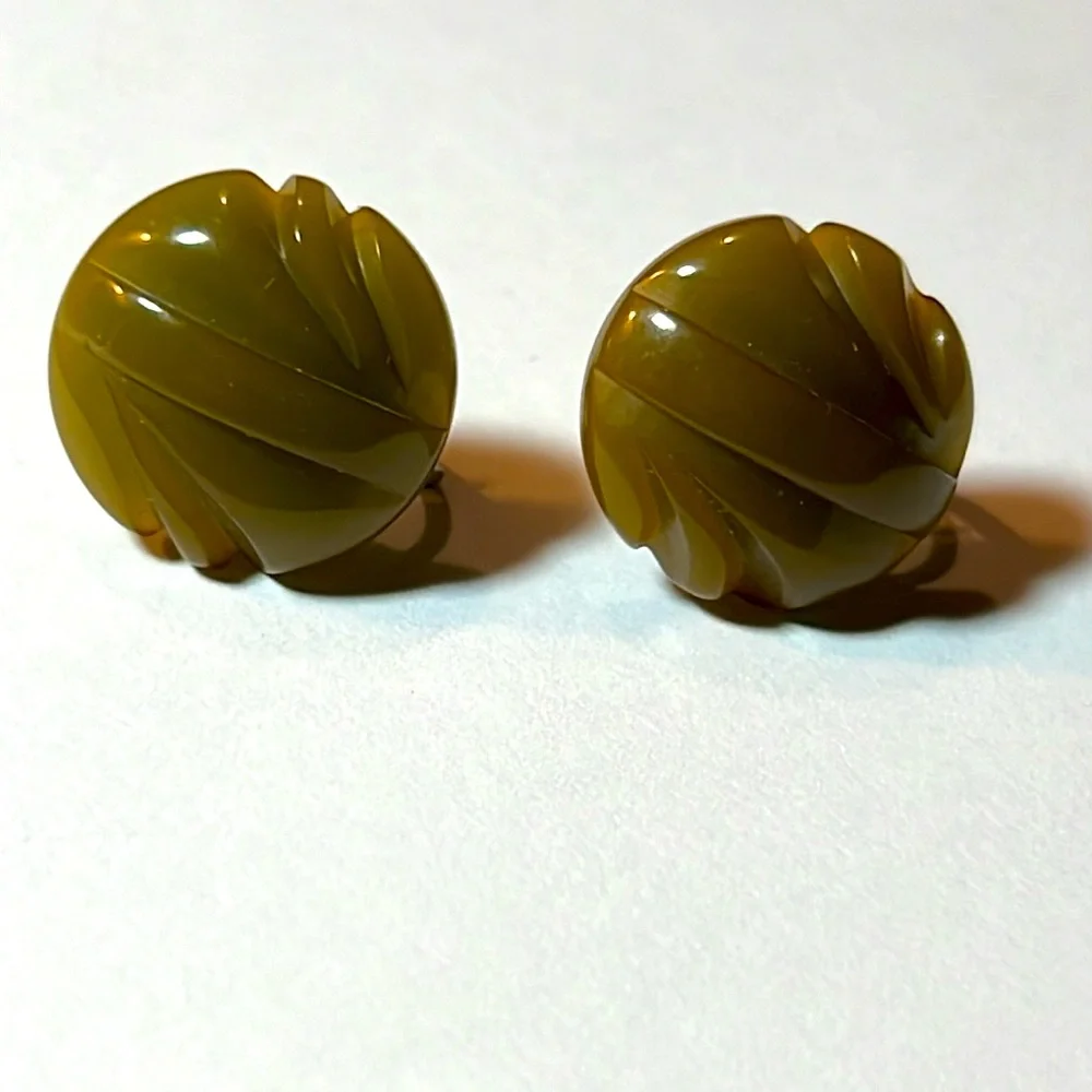 Antique Bakelite Pin & Earrings Set - Picture 3 of 6